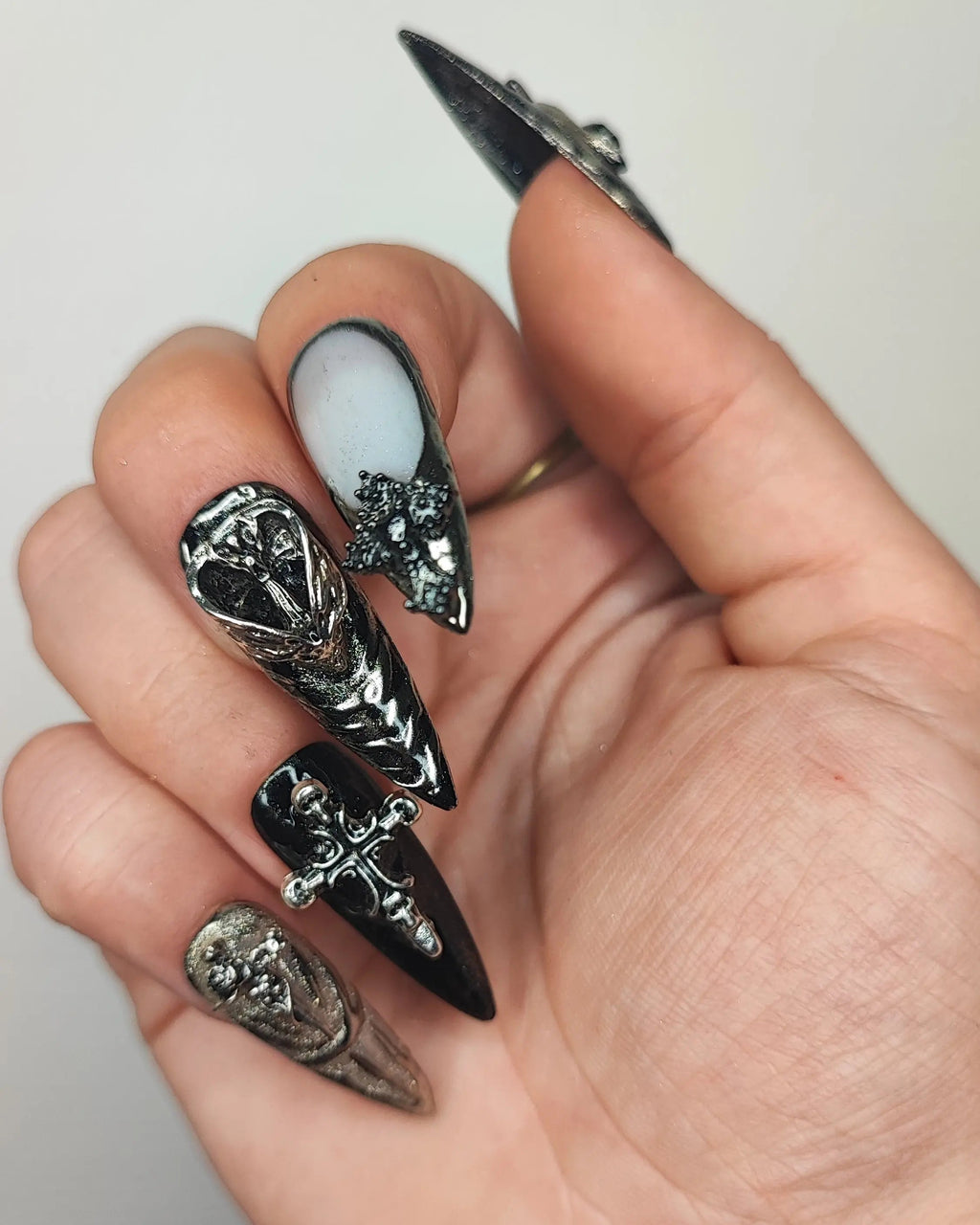 Press on nails - Bijoux croix Moonyx